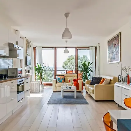 Panoramic Art With Jacuzzi Apartment *